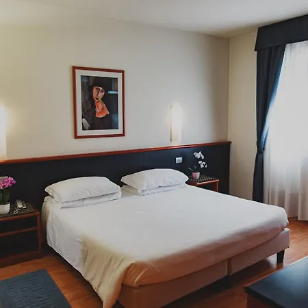 クリスタル ホテル 4*